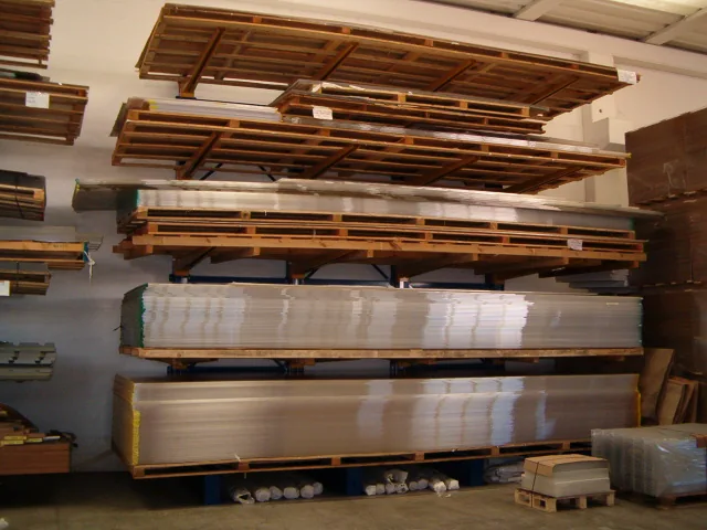 Scaffalatura cantilever per profili metallici
